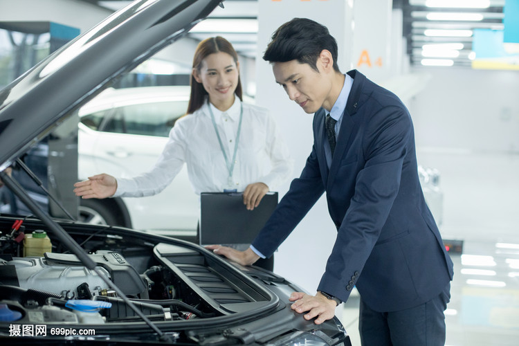 汽車銷售服務(wù)人員為客戶介紹汽車